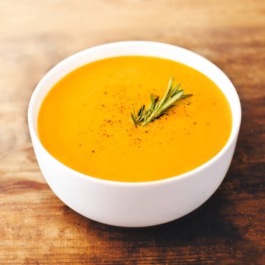 Biberiye rustik ahşap masa üzerinde kabak çorbası