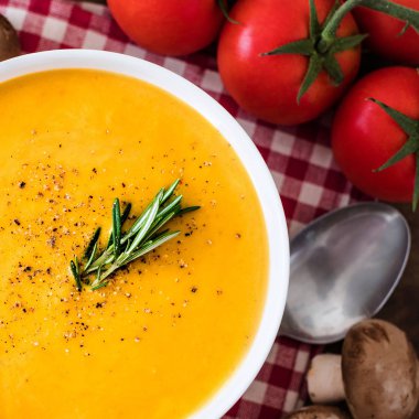 Biberiye rustik ahşap masa üzerinde kabak çorbası