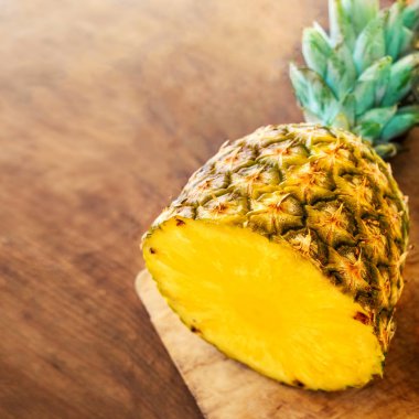 Ananas yarım açık ahşap arka plan doku