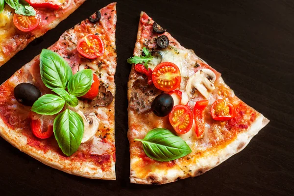 Fetta Pizza Con Salame Piccante Formaggio Fuso Olive Lavagna Nera — Foto Stock
