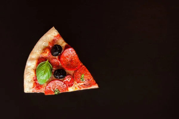 Rebanada Pizza Con Pepperoni Queso Derretido Aceitunas Sobre Pizarra Negra —  Fotos de Stock