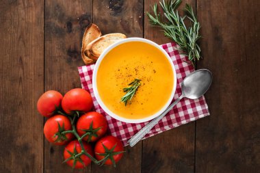 Biberiye rustik ahşap masa üzerinde kabak çorbası. Croutons sonbahar kabak krem-çorba. Üstten görünüm. Kopya girintili