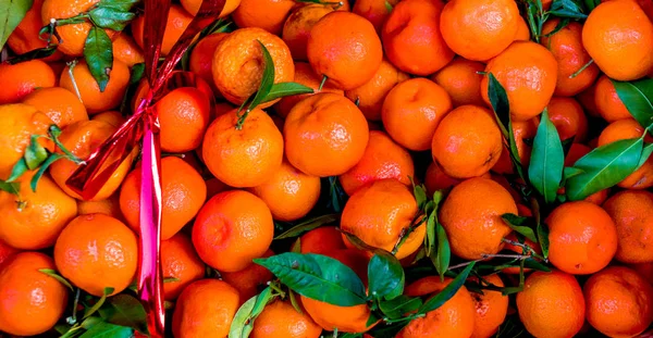 在农场 Organc 市场的一个盒子里新鲜的 Mandarines 或柑橘橘子 收获概念 顶部视图 — 图库照片