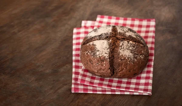 Ahşap Masa Taze Ekmek Çavdar Ekmeği Kesme Tahtası Üzerinde Kapatın — Stok fotoğraf