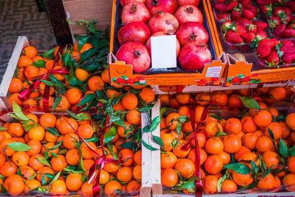 Свежие Мандарины Цитрусовые Апельсины Коробке Фермерском Рынке Концепция Урожая Вид — стоковое фото