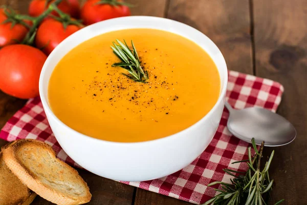 Biberiye rustik ahşap masa üzerinde kabak çorbası. Sonbahar kabak krem-çorbaya croutons beyaz bir kase. Üstten görünüm. 