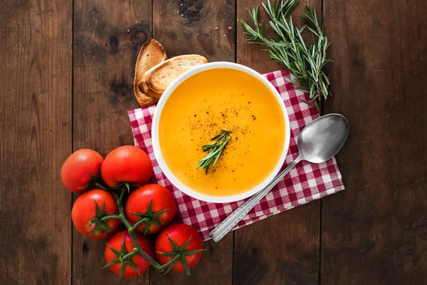 Biberiye rustik ahşap masa üzerinde kabak çorbası. Croutons sonbahar kabak krem-çorba. Üstten görünüm. Kopya girintili