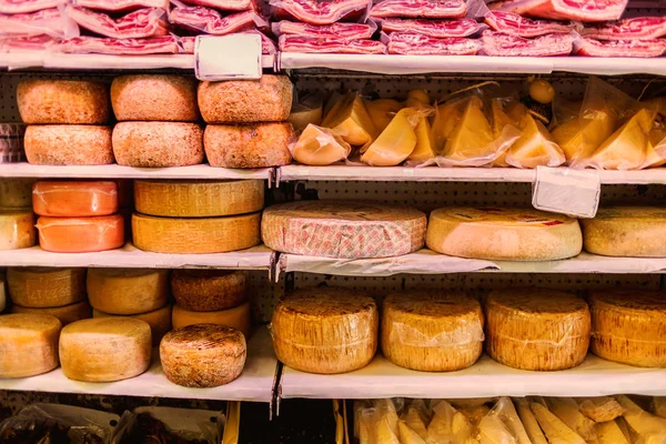 Kaas Vlees Boer Winkel Close Van Kaas Hoofden Een Shalves — Stockfoto