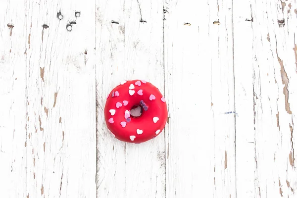 Donut Glacé Rose Avec Des Saupoudres Forme Coeur Sur Fond — Photo