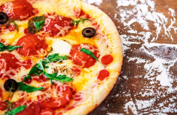 Varm Pizza Slice Med Pepperoni Tomater Smältande Ost Ett Rustikt — Stockfoto