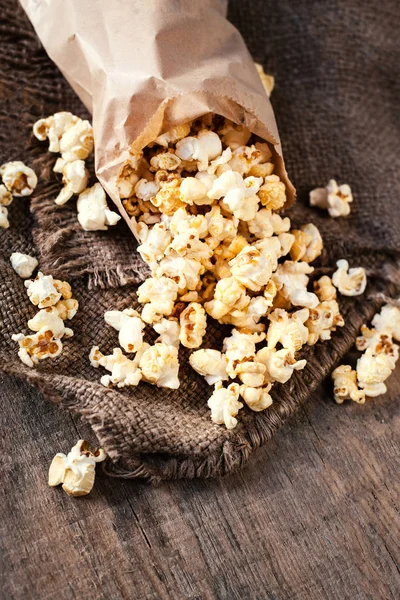 Hausgemachtes Mais Popcorn Einer Papiertüte Salzpopcorn Auf Dem Holztisch Filmkonzept — Stockfoto