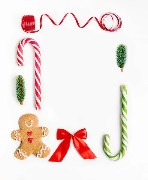 Weihnachtsrahmen Mit Tannenzweigen Lebkuchen Weihnachtsgebäck Und Weihnachtsschmuck Auf Weißem Hintergrund — Stockfoto