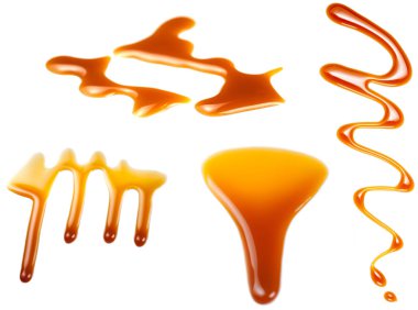 Karamel splash beyaz arka plan üzerinde izole. Dökülen karamel sos, şekerleme Topingler