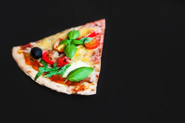 Finom Olasz Pizza Szelet Fekete Beton Alapon Copyspace Felülnézet Közelről — Stock Fotó