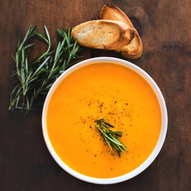 Kabak ve havuç kremi ahşap arka plan üzerinde çorba. Sonbahar krem çorba ülke tarzı. Üstten görünüm. Kopya girintili