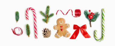  Köknar ağacı dalları, gingerbread Noel kurabiyesi ve beyaz arka plan üzerinde tatil süsleme ile Noel sınır. Düz yatıyordu