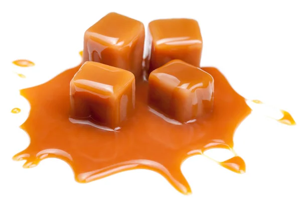 Süße Karamell Bonbons Mit Karamell Topping Sauce Isoliert Auf Weißem — Stockfoto
