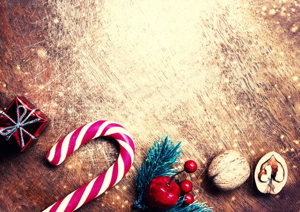 Boże Narodzenie Tło Trzciny Cukrowej Candy Orzechy Jodły Dekoracje Świąteczne — Zdjęcie stockowe