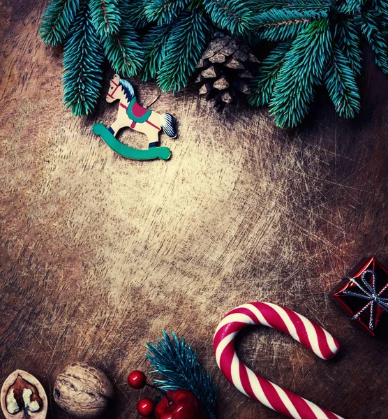 Vánoční Pozadí Jedle Dekorace Vinobraní Tmavé Dřevěné Desce Kopírovat Prostoru — Stock fotografie