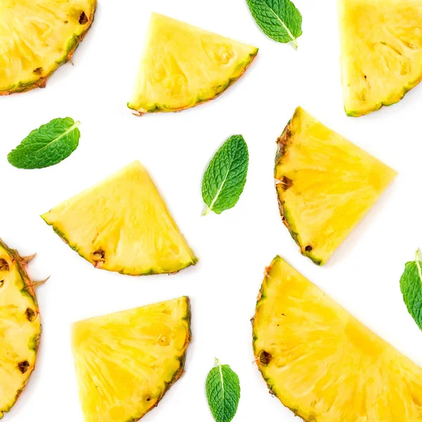 Rodajas Piña Con Hojas Menta Verde Sobre Fondo Blanco — Foto de Stock