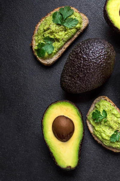 Guacamole Med Bröd Rostat Bröd Och Skär Avokado Mörk Bakgrund — Stockfoto