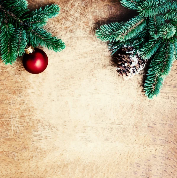 装飾と木製の背景に雪の結晶のクリスマスのモミの木 — ストック写真