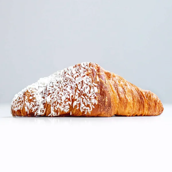 Croissant Appena Sfornati Sfondo Grigio — Foto Stock