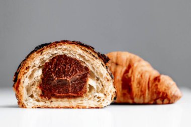 Taze pişmiş kruvasanlar gri arka plan üzerinde 