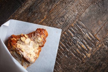 Bademli kruvasan karanlık rustik ahşap tablo 