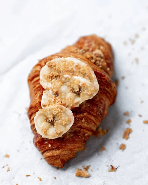 Croissant Fresco Con Fette Caramello Banana — Foto Stock