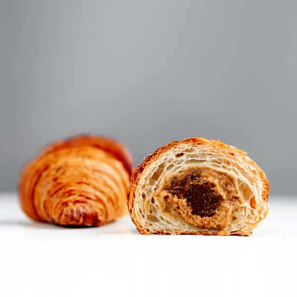 Croissant Appena Sfornati Sfondo Grigio — Foto Stock
