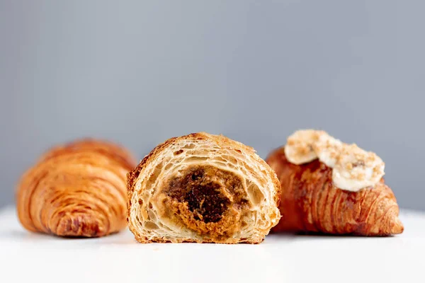 Croissants Cozidos Fundo Cinza — Fotografia de Stock