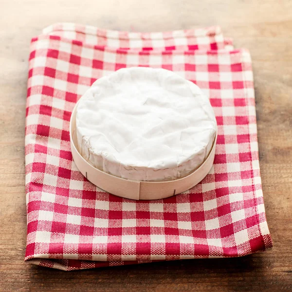 ナプキン 木製デスク チーズ カマンベール — ストック写真