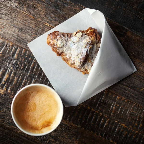 Mandulás Croissant Kávé Sötét Rusztikus Fából Készült Asztal — Stock Fotó