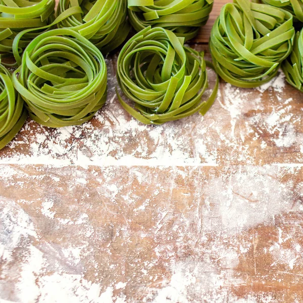 Huevo Espinacas Pasta Nidos Mesa Madera Con Harina —  Fotos de Stock