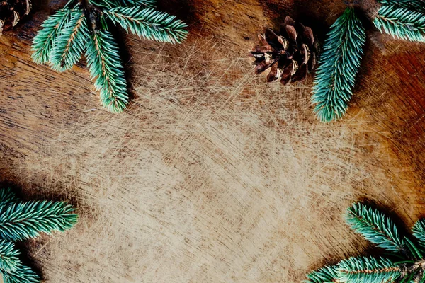 木製の背景上のモミの枝でクリスマス フレーム — ストック写真