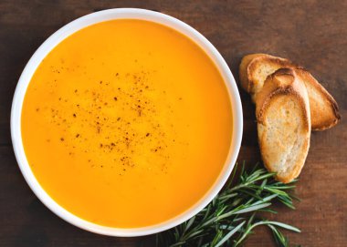 Baharatlı balkabağı krem çorbası otlar ile