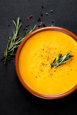 Baharatlı balkabağı krem çorbası otlar ile