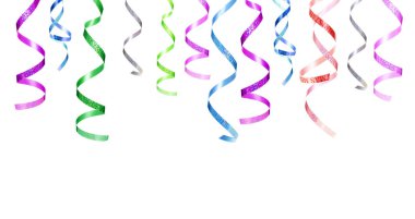 Beyaz arka plan üzerinde izole şerit kıvrık asılı kümesi.