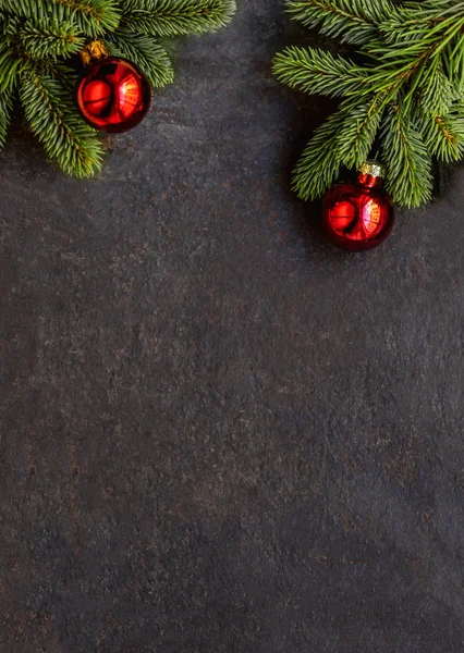 Noel Kompozisyon Köknar Ağacı Dalları Ile Koyu Arka Plan Üzerinde — Stok fotoğraf