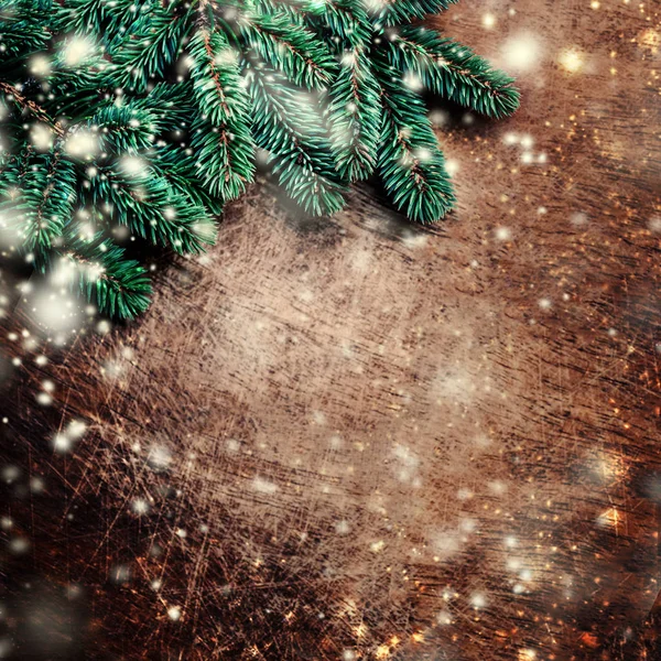 Ramas Pino Con Copos Nieve Luces Sobre Tabla Madera — Foto de Stock