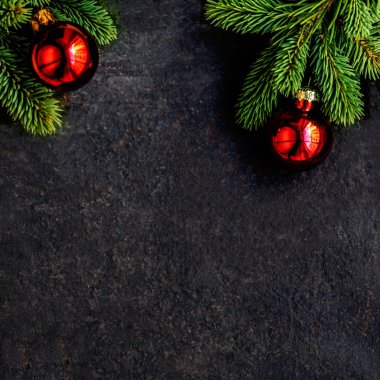 Köknar ağaç dalları ve süslemeleri siyah arka plan üzerine olan Noel çerçeveye. Düz yatıyordu, en iyi görünüm. Kopya alanı