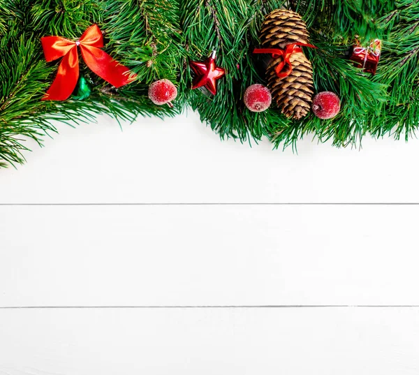 Noel Çerçeve Köknar Ağaç Dalları Süslemeleri Beyaz Ahşap Zemin Üzerinde — Stok fotoğraf