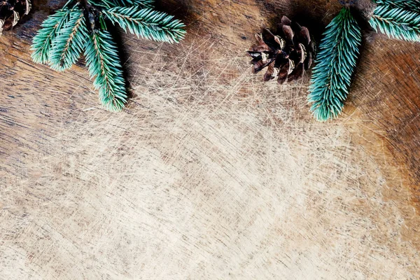圣诞节背景与冷杉树枝和松果在质朴的木板上 空间为文字 时尚的圣诞壁纸 平面布局 顶部视图 — 图库照片