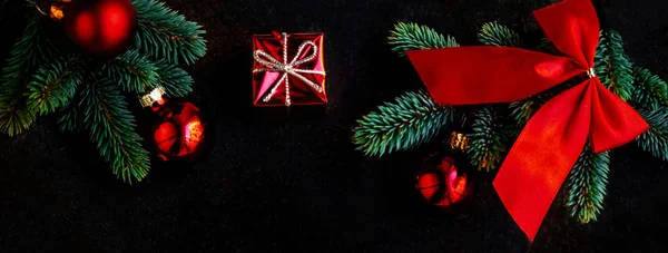 Weihnachtsbaum Mit Tanne Und Dekoration Auf Dunkler Schwarzer Tafel Flach — Stockfoto