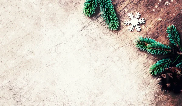 Spar Kerstboom Met Decoraties Donkere Grunge Houten Plank Kerst Vintage — Stockfoto