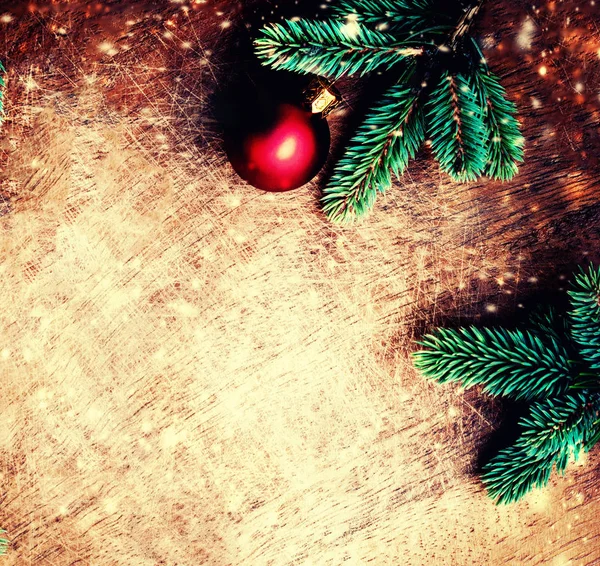 Abete Natale Con Decorazioni Asse Legno Grunge Scuro Sfondo Vintage — Foto Stock