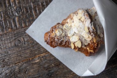 Karanlık rustik ahşap masa kopya alanı ile günü kahvaltıda taze kruvasan. Düz yatıyordu. Üstten görünüm