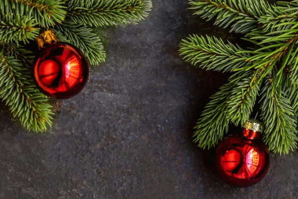 Weihnachten Hintergrund Mit Tanne Und Festlicher Dekoration Auf Dunklem Schwarzen — Stockfoto