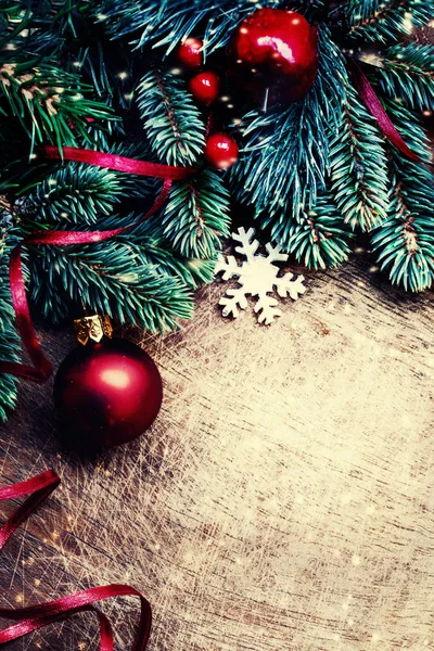 Latar Belakang Natal Dengan Hiasan Meriah Papan Kayu Gelap Tiang — Stok Foto